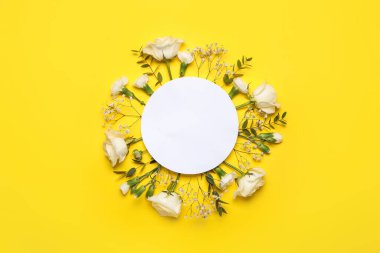 Renk arkaplan üzerinde taze çiçekler olan boş kart