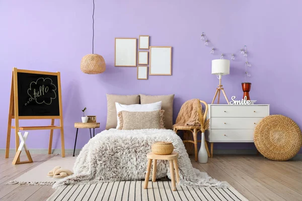 Stijlvol Interieur Van Slaapkamer Met Comfortabel Bed — Stockfoto