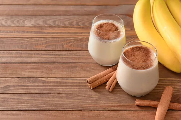 Lekkere Banaan Smoothie Met Kaneel Glazen Houten Achtergrond — Stockfoto