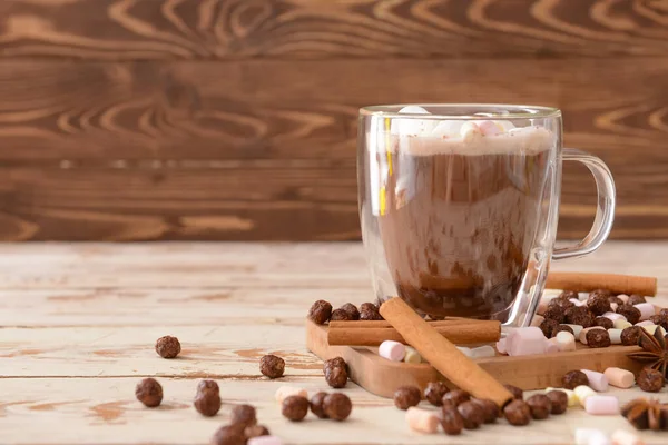 美味的热巧克力 肉桂和棉花糖放在木制背景的杯子里 — 图库照片