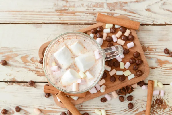 Smaklig Varm Choklad Med Kanel Och Marshmallows Kopp Trä Bakgrund — Stockfoto