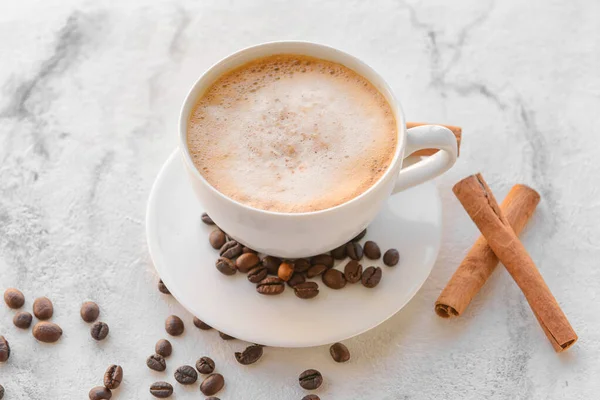 Caffè Gustoso Con Cannella Tazza Sfondo Chiaro — Foto Stock