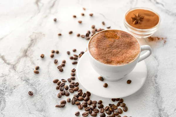 Leckerer Kaffee Mit Zimt Der Tasse Auf Hellem Hintergrund — Stockfoto