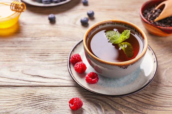 Cup Hot Tea Mint Berries Wooden Background — Stock Photo, Image