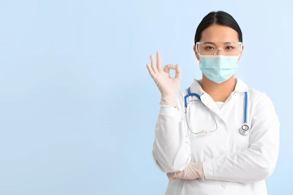 Porträtt Kvinnlig Asiatisk Läkare Visar Färg Bakgrund — Stockfoto