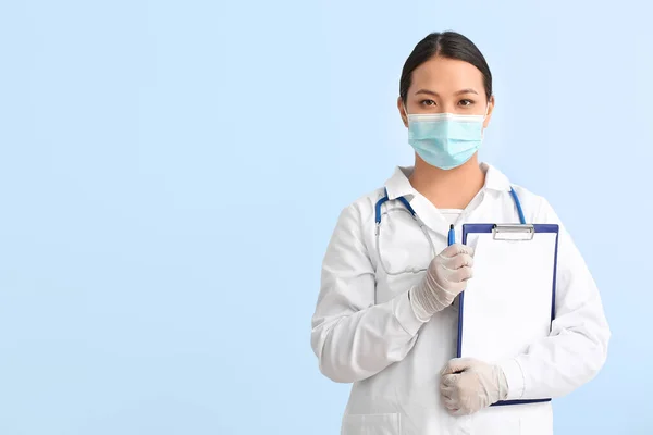 Porträtt Kvinnliga Asiatiska Läkare Med Urklipp Färg Bakgrund — Stockfoto