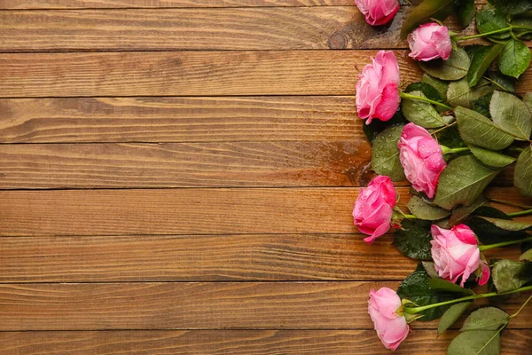 Piękne Różowe Róże Drewnianym Tle — Zdjęcie stockowe