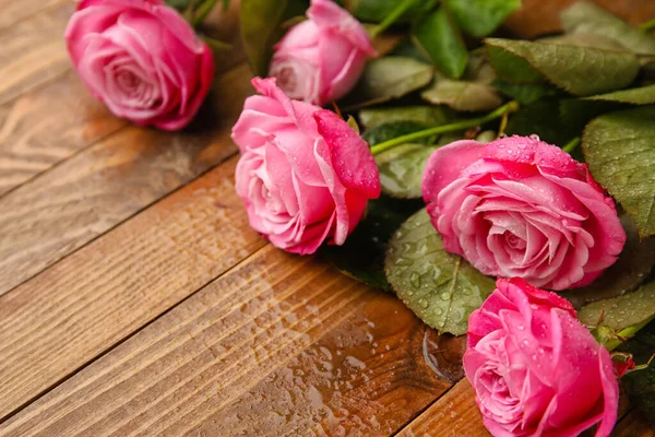 Piękne Różowe Róże Drewnianym Tle — Zdjęcie stockowe