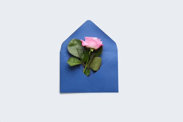Envelop Met Mooie Roze Roos Lichte Achtergrond — Stockfoto