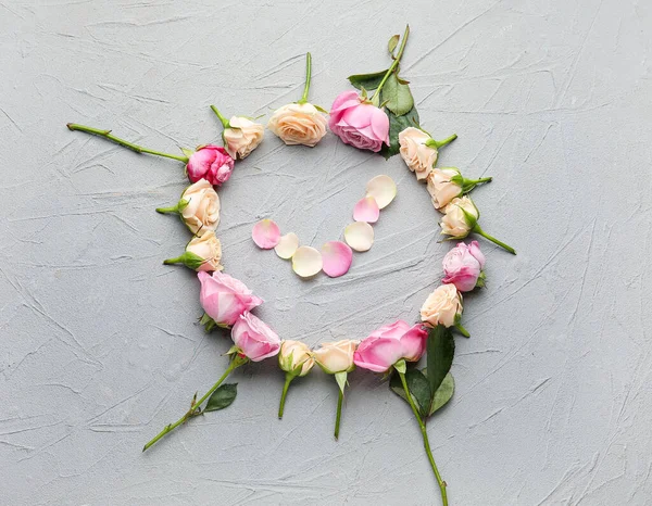 Horloge Faite Belles Roses Sur Fond Gris — Photo