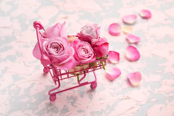 Кошик Рожевими Трояндами Кольоровому Фоні — стокове фото