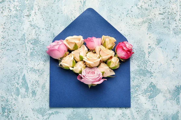 Envelope Beautiful Roses Color Background — Stock Photo, Image