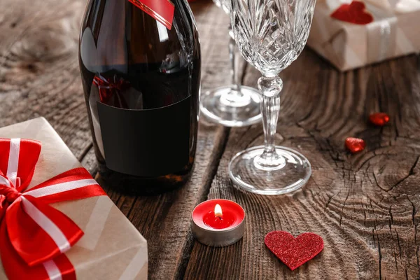 Cadeaus Voor Valentijnsdag Champagne Kaars Houten Ondergrond — Stockfoto