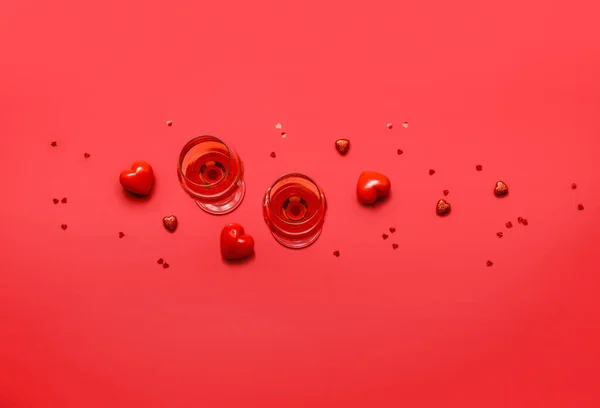 Copos Vinho Corações Fundo Cor Celebração Dia Dos Namorados — Fotografia de Stock