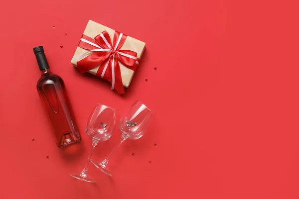 Bir Şişe Şarap Bardaklar Sevgililer Günü Hediyesi Renkli Arka Plan — Stok fotoğraf