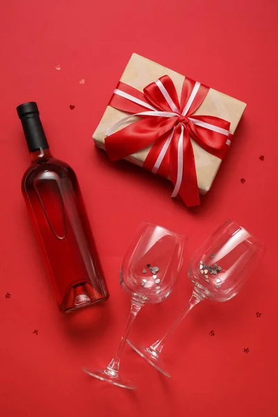 Bottle Wine Glasses Gift Valentine Day Color Background — Stock Photo, Image