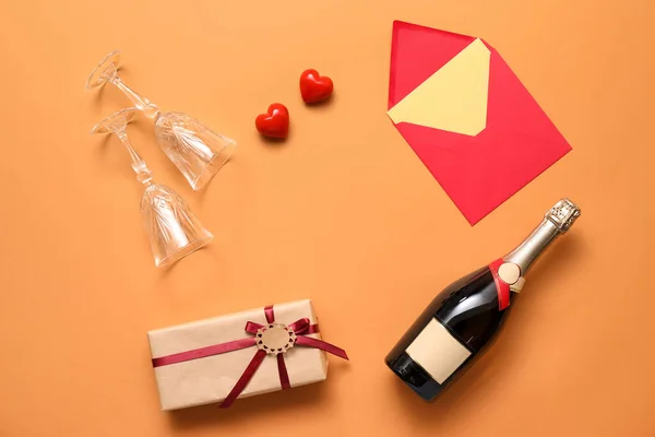 Komposition Mit Champagner Und Geschenk Zum Valentinstag Auf Farbigem Hintergrund — Stockfoto