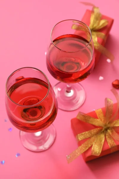 Glasses Wine Gifts Valentine Day Color Background — Stock Photo, Image