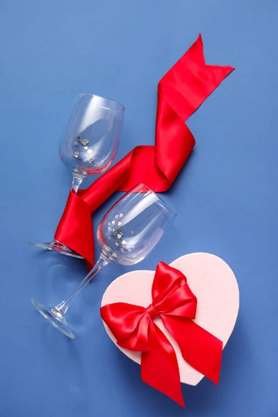 Komposition Mit Geschenk Zum Valentinstag Und Brille Auf Farbigem Hintergrund — Stockfoto