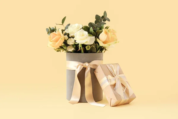 Caixa Com Belas Flores Presente Sobre Fundo Cor — Fotografia de Stock