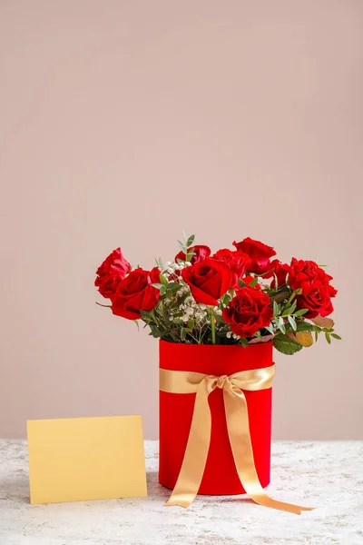 Geschenk Box Mit Schönen Blumen Und Leere Karte Auf Dem — Stockfoto