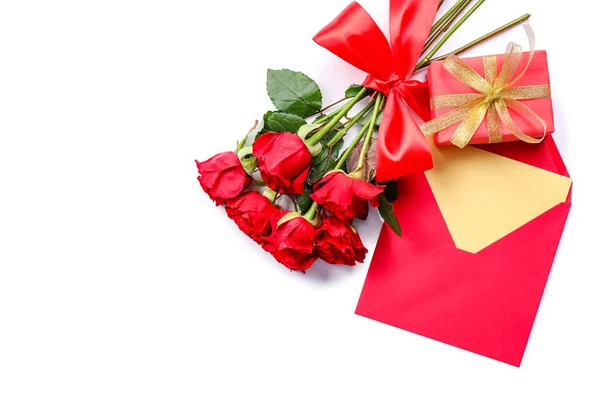 배경에 아름다운 선물과 봉투가 꽃다발을 이루고 — 스톡 사진