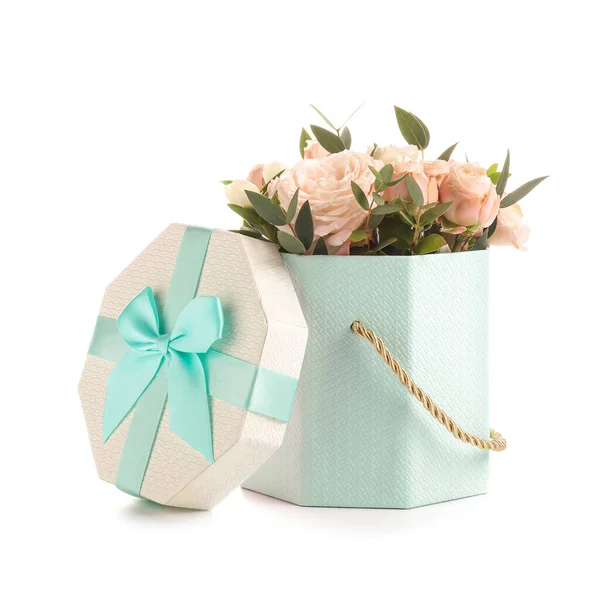 Κουτί Δώρου Όμορφα Λουλούδια Λευκό Φόντο — Φωτογραφία Αρχείου