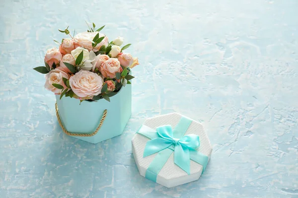 Dárkový Box Krásnými Květinami Barevném Pozadí — Stock fotografie