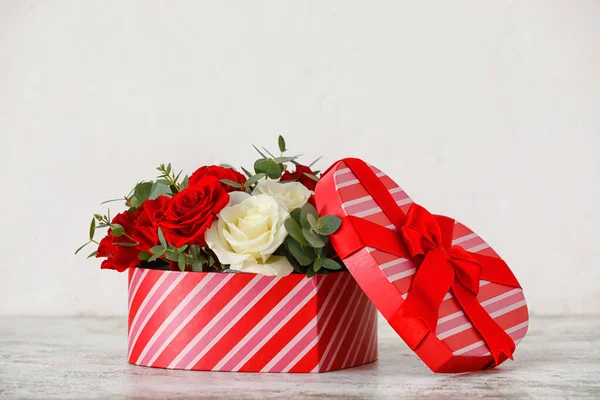 Geschenkbox Mit Schönen Blumen Auf Dem Tisch — Stockfoto
