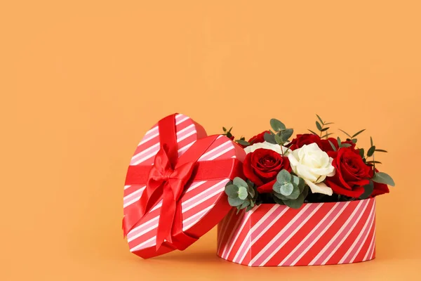 Подарочная Коробка Красивыми Цветами Цветном Фоне — стоковое фото