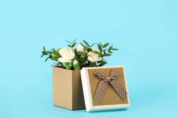 Gift Box Beautiful Flowers Color Background — Stock Photo, Image