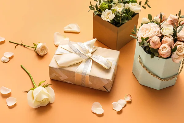 Gift Box Beautiful Flowers Color Background — Stock Photo, Image