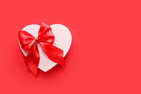 Ξύλινη Καρδιά Και Κόκκινο Τόξο Στο Φόντο Χρώμα — Φωτογραφία Αρχείου