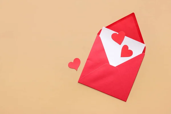 Renkli Arkaplanda Zarf Kırmızı Kalpler — Stok fotoğraf