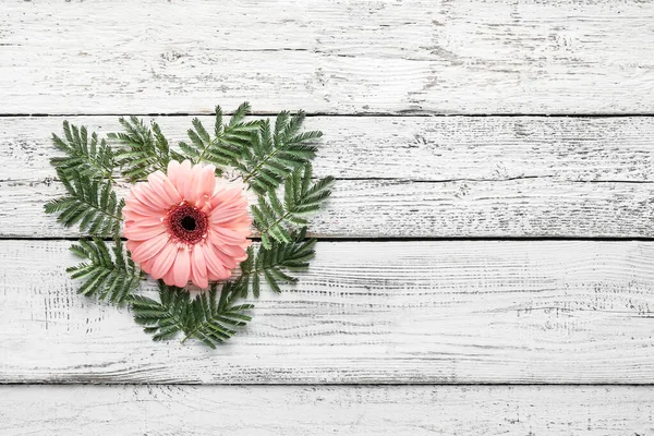 Güzel Çiçeklerden Yapılmış Kalp Tahta Arka Planda Yapraklar — Stok fotoğraf