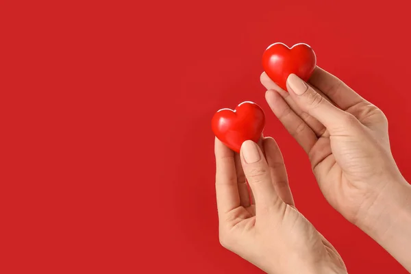 Χέρια Κόκκινες Καρδιές Στο Φόντο Χρώμα — Φωτογραφία Αρχείου