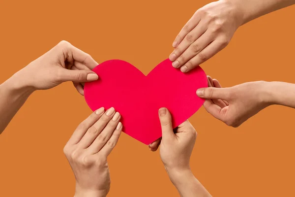 Mani Con Cuore Rosso Sfondo Colori — Foto Stock