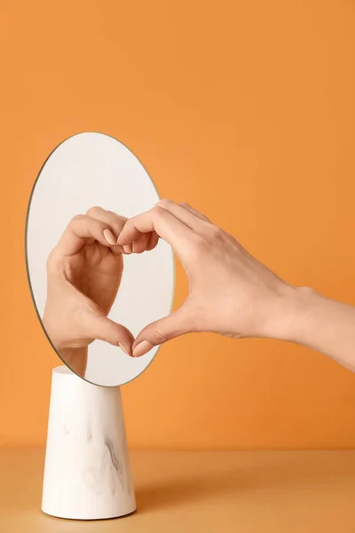 Mano Femenina Reflejo Espejo Haciendo Corazón Contra Fondo Color — Foto de Stock