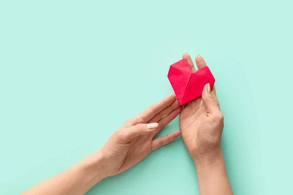 Hände Mit Origami Herz Auf Farbigem Hintergrund — Stockfoto