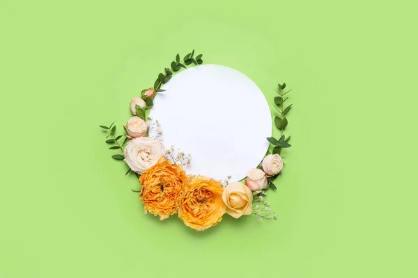 Renk Arkaplan Üzerinde Taze Çiçekler Olan Boş Kart — Stok fotoğraf