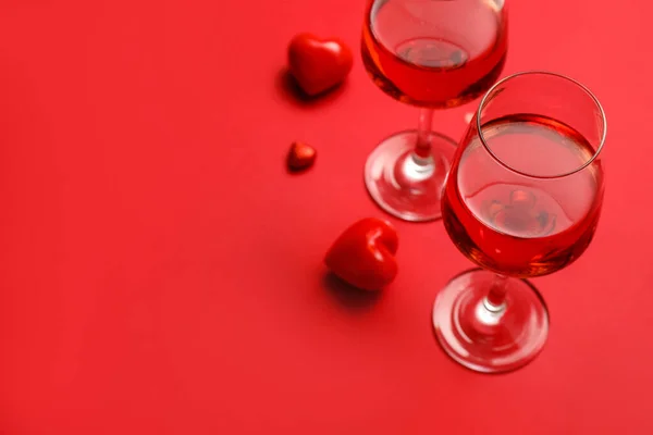 Szklanki Wina Serca Tle Koloru Święto Walentynek — Zdjęcie stockowe