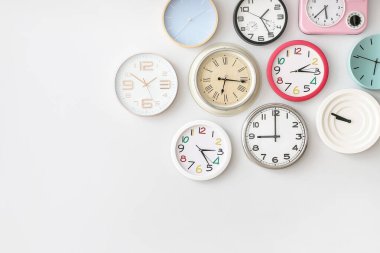 Işık duvarında asılı farklı saatler