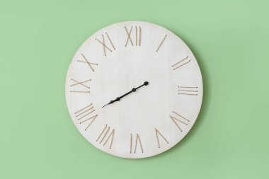 Renk duvarında asılı modern saat