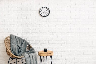 Masası ve hasır koltuğu olan modern bir oda.