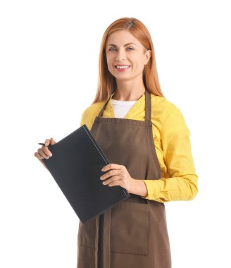 Beyaz arka planda genç garson menüsü tutuyor