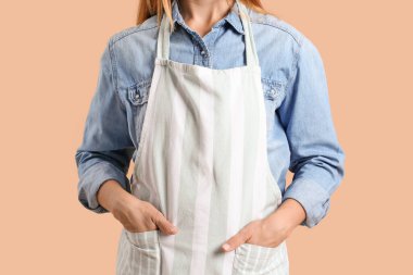 Önlük giyen genç bir kadın.