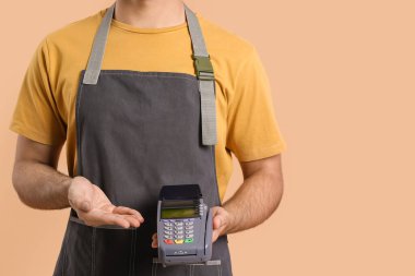 Ödeme terminali renkli genç garson