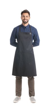 Beyaz arka planda önlük giyen genç adam.