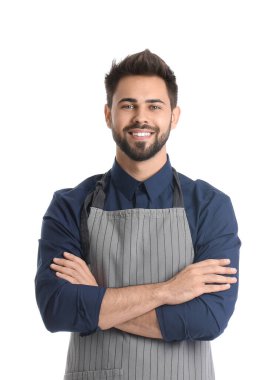 Beyaz arka planda önlük giyen genç adam.