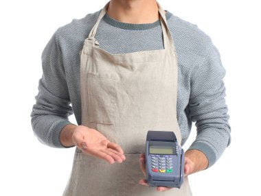 Beyaz arka planda ödeme terminali olan genç bir adam.